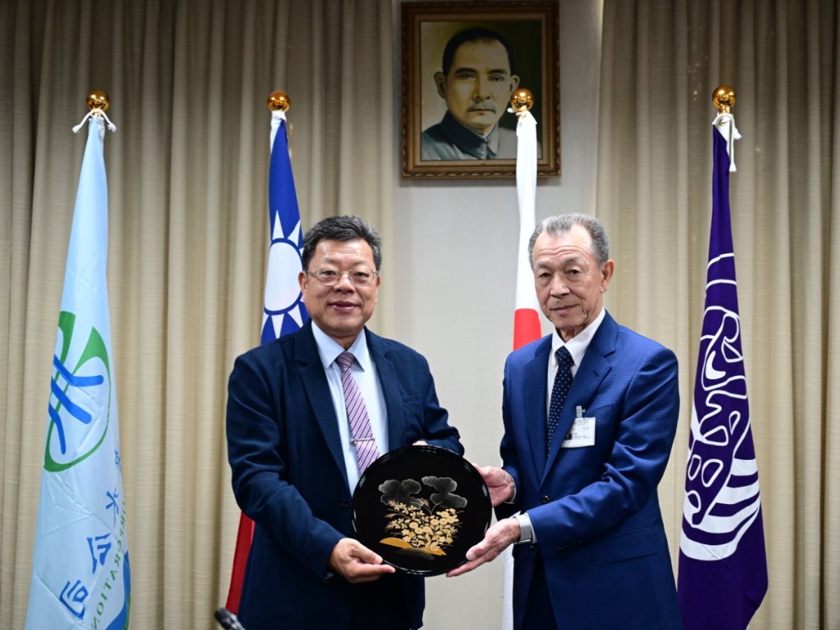 日本全國管工事業協同組合連合會致贈董事長紀念品