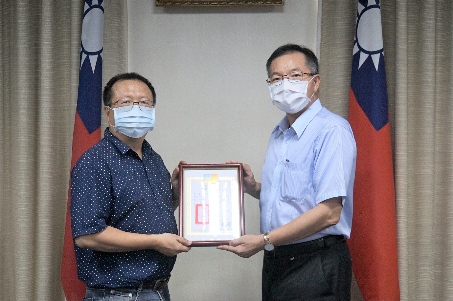 董事長頒贈第2區管理處呂崇德處長(左)