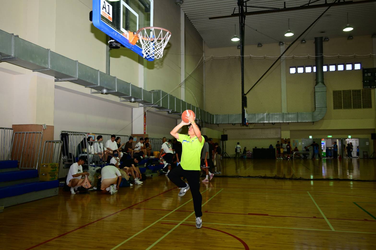 董事長參與球隊熱身練習