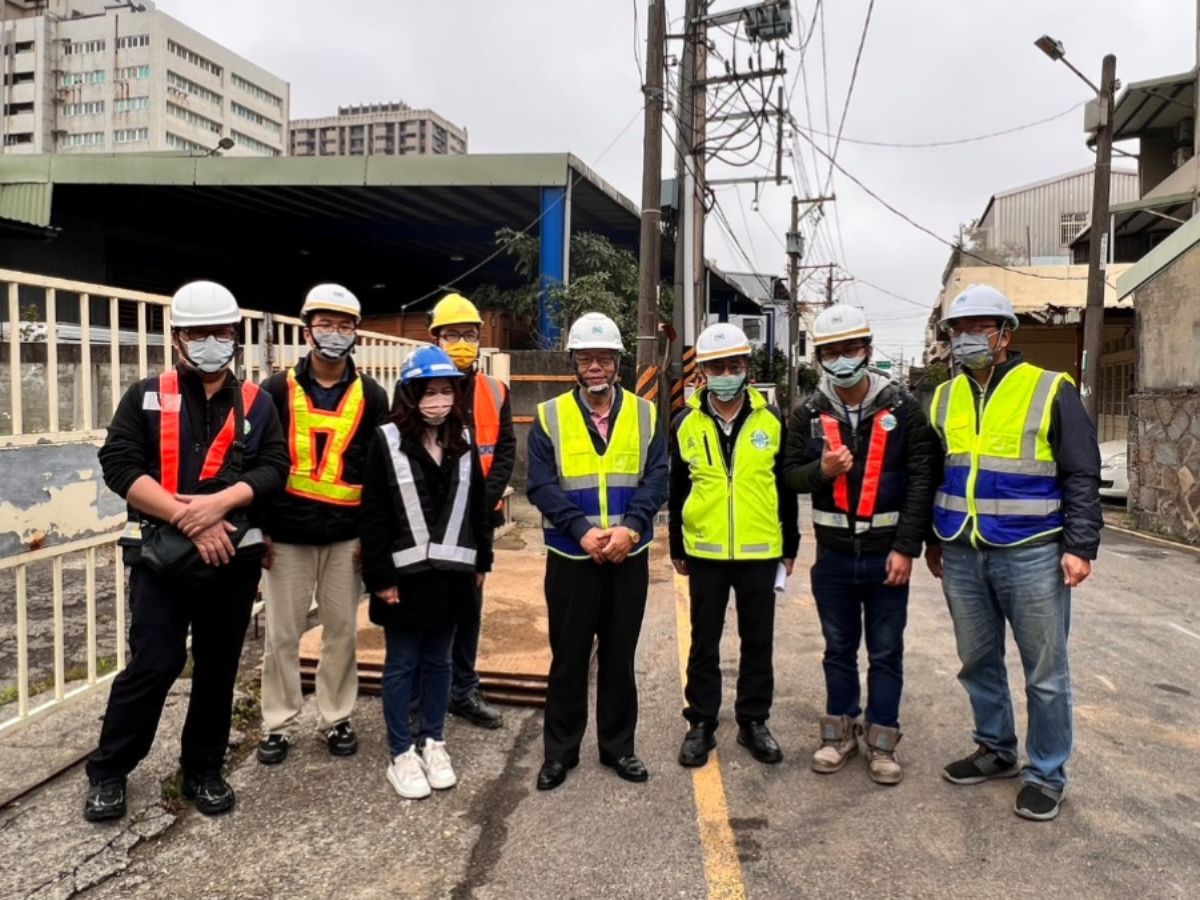 總經理與有恆街管線汰換工程人員合影