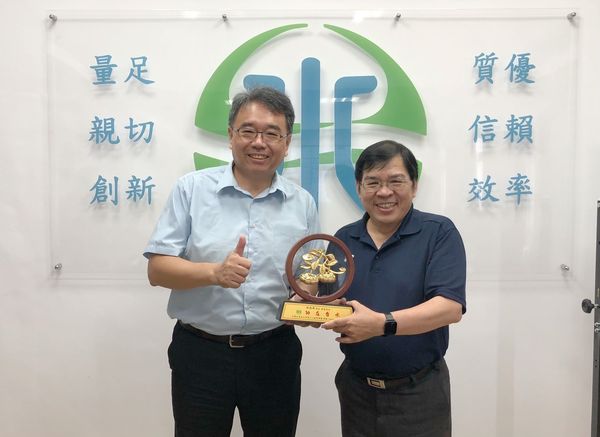處長頒發林主任退休紀念品.jpg