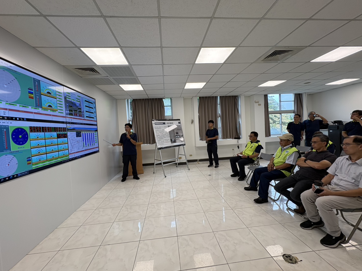 董事長聽取監測系統及設備說明