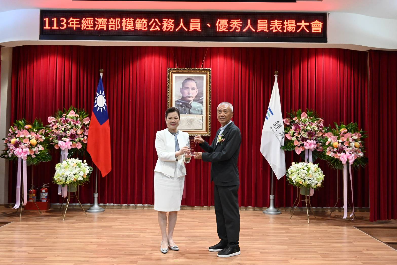 王部長頒發模範公務人員獎予第四區處漏防課陳東耀課長