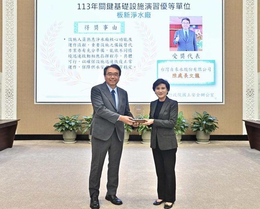 陳處長代表本處受獎.jpg