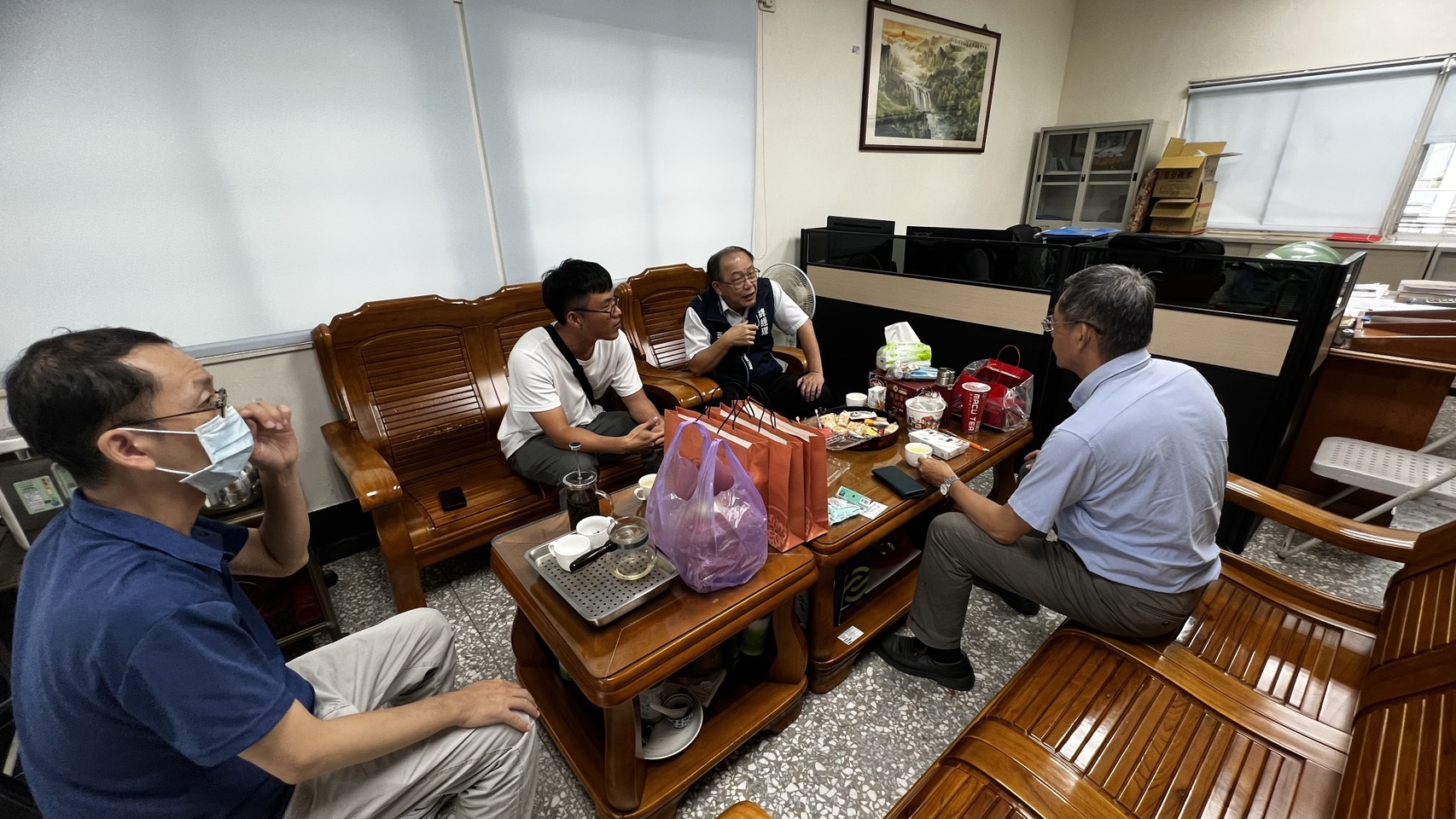 總經理聽取張處長簡報颱風期間供水情況