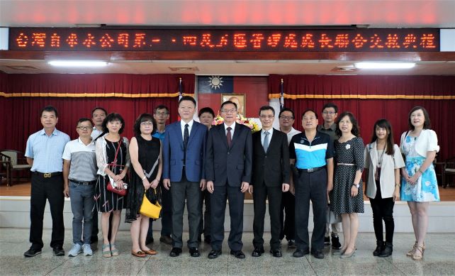 董事長與區處同仁合影