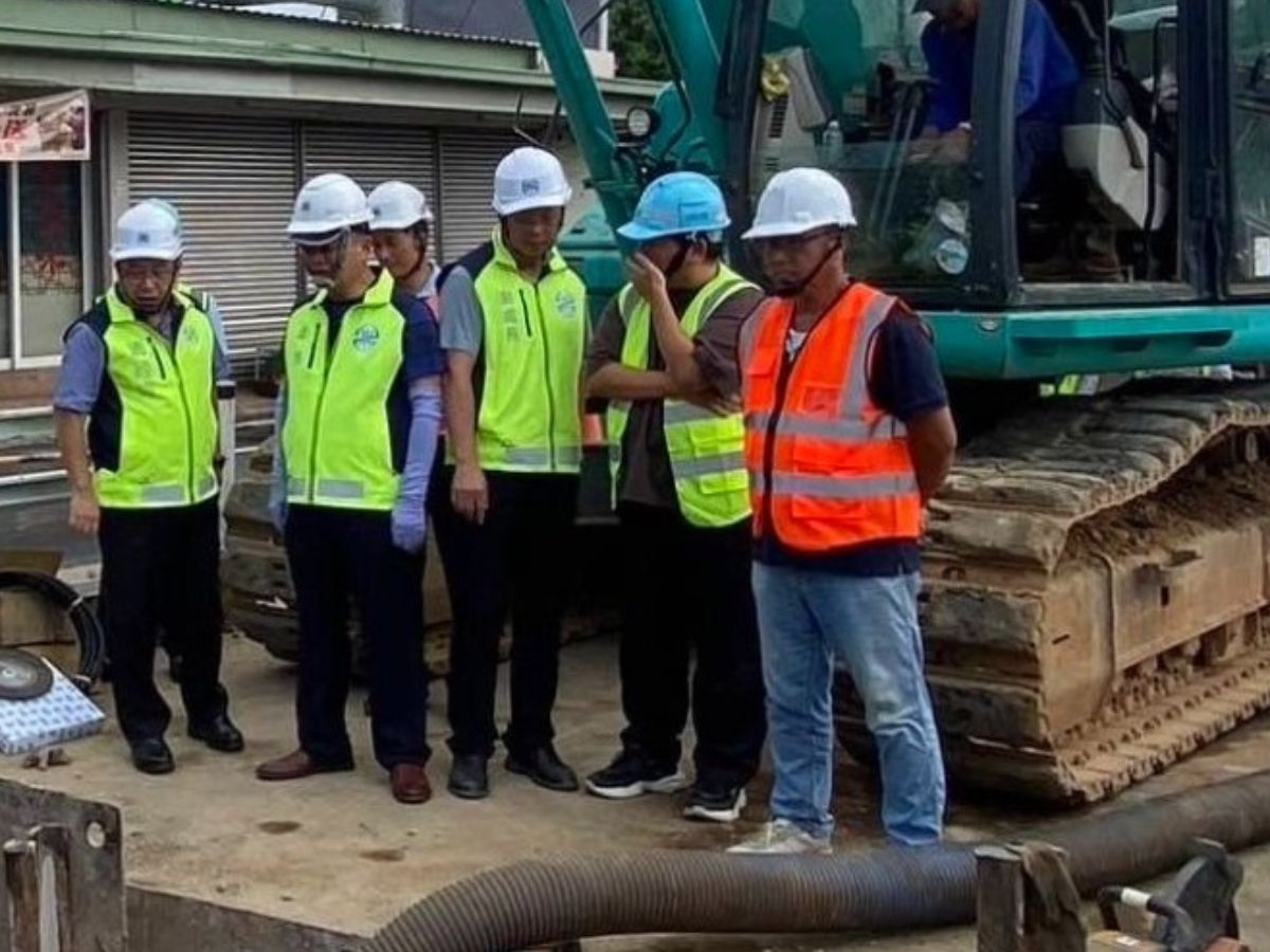 總經理與相關主管同仁於施工現場交換意見