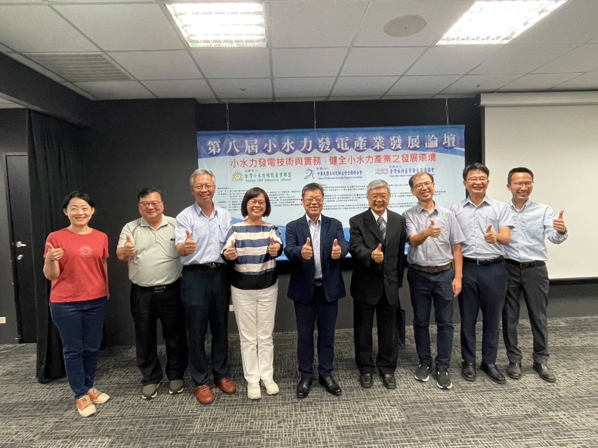 本公司與會人員與洪理事長合影