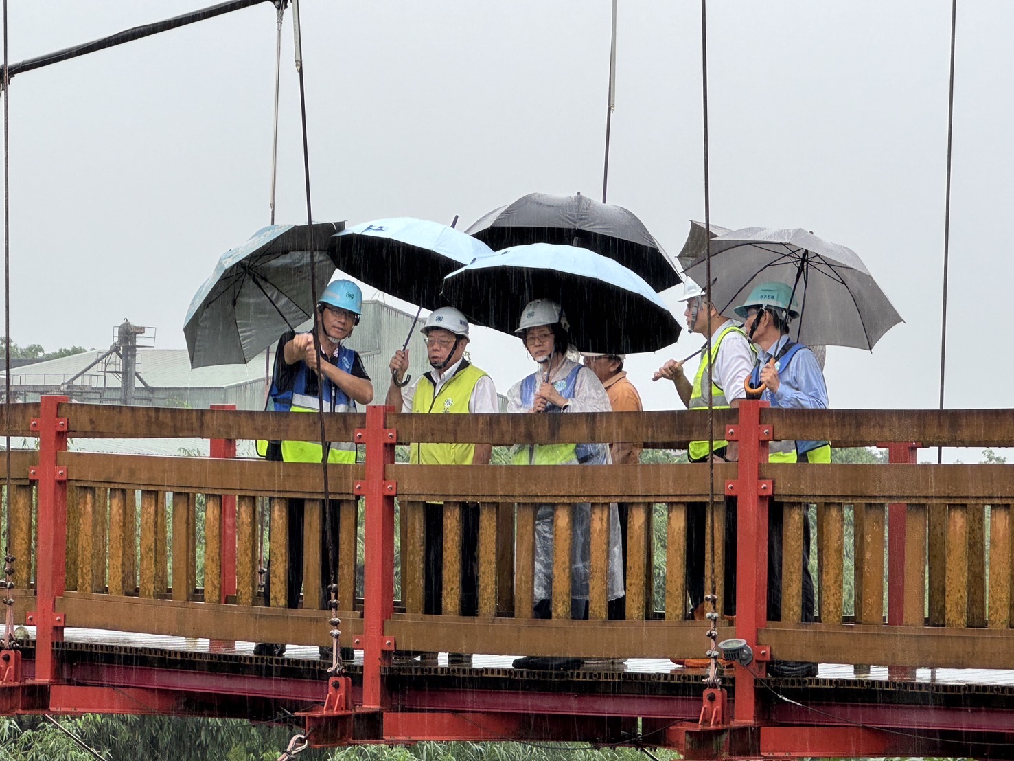 董事長視察古坑南橋水管橋鋼管遭豪雨沖刷裂縫緊急搶修工程
