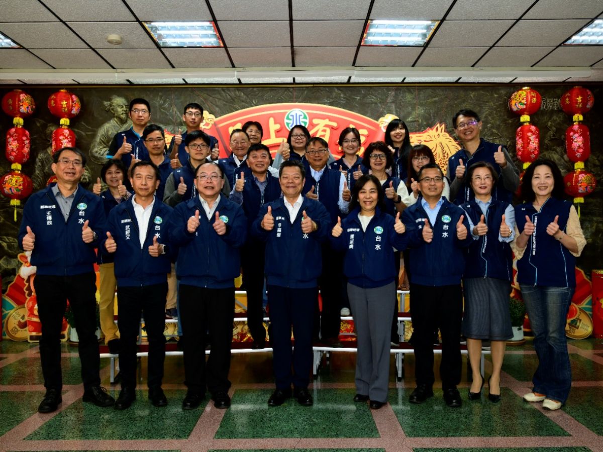 董事長、總經理及副總經理與採購供應處同仁合影