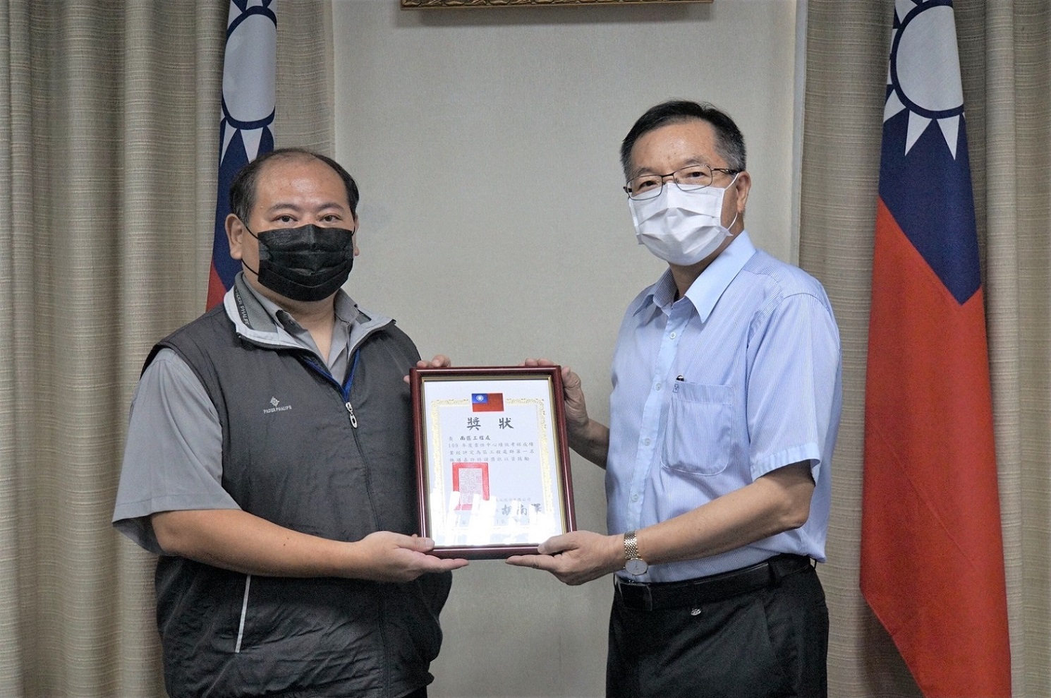 董事長頒贈南區工程處楊人仰處長(左)