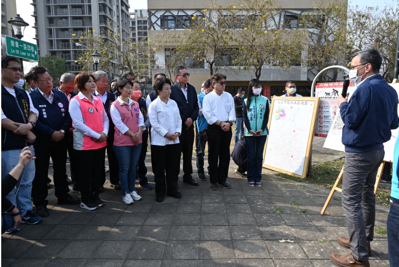 董事長與總經理陪同盧市長聽取簡報