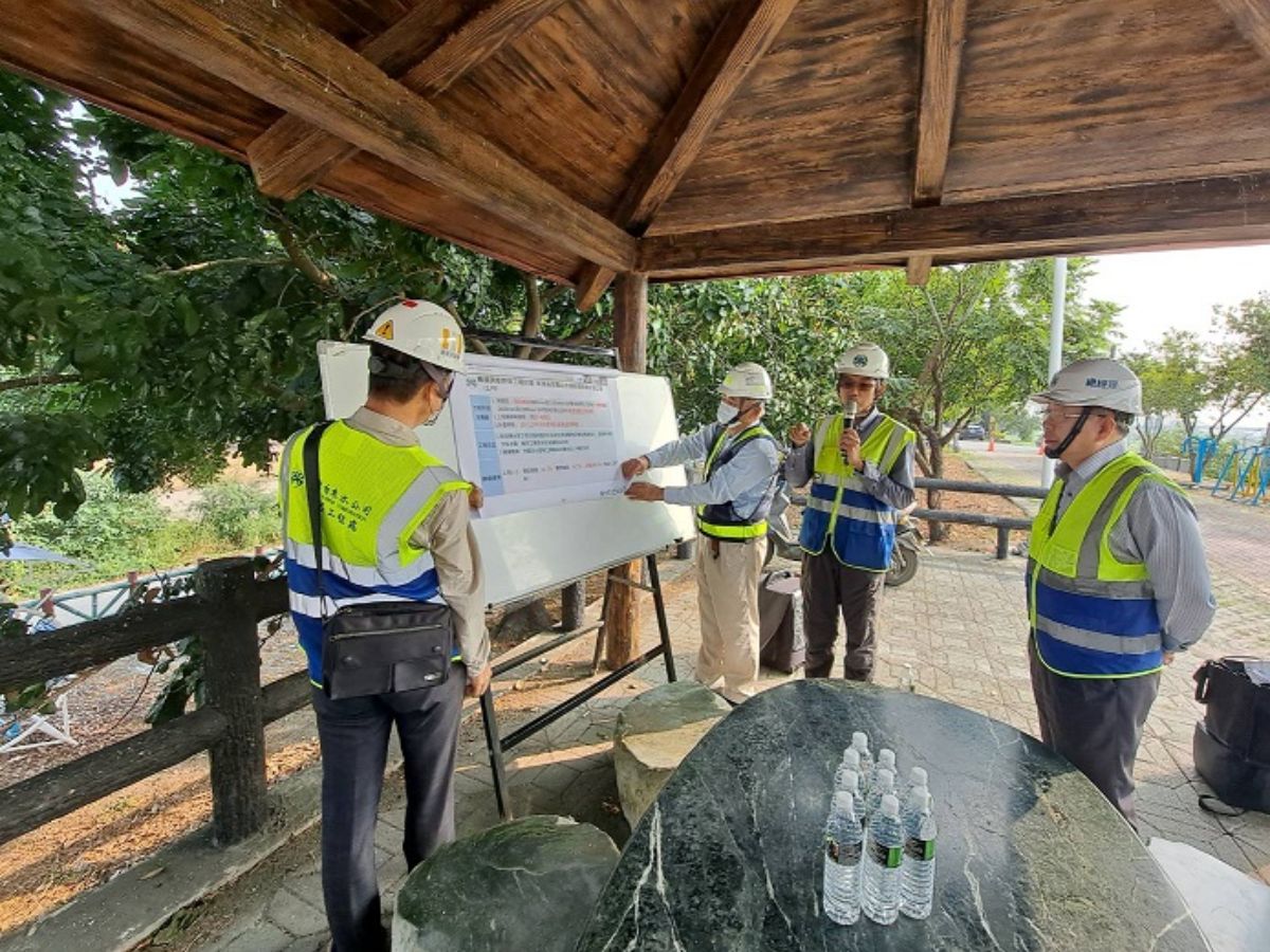 總經理聽取施工簡報