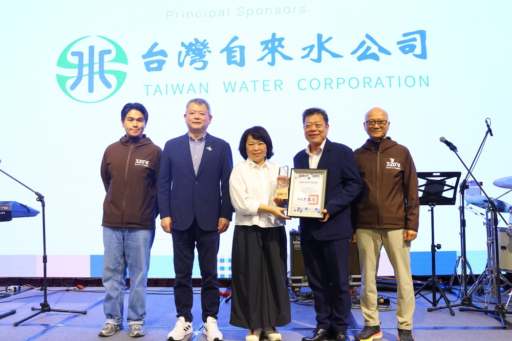 嘉義市黃市長頒發感謝狀及獎盃予董事長