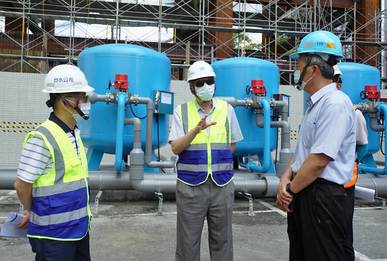 董事長(中)關切監控儀器安裝進度
