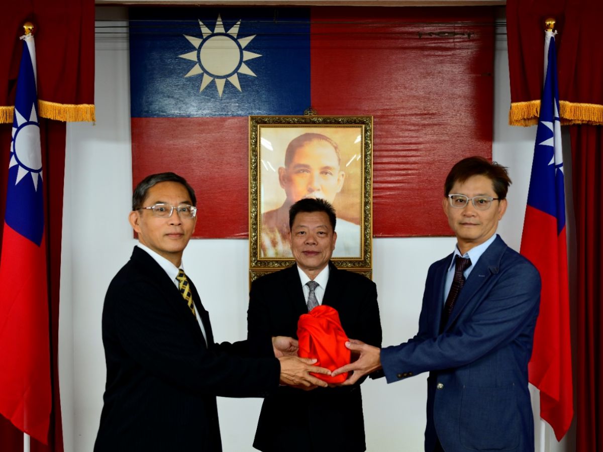 董事長監交-六區處長交接-卸任處長張煥獎（左）／新任處長吳界明（右）