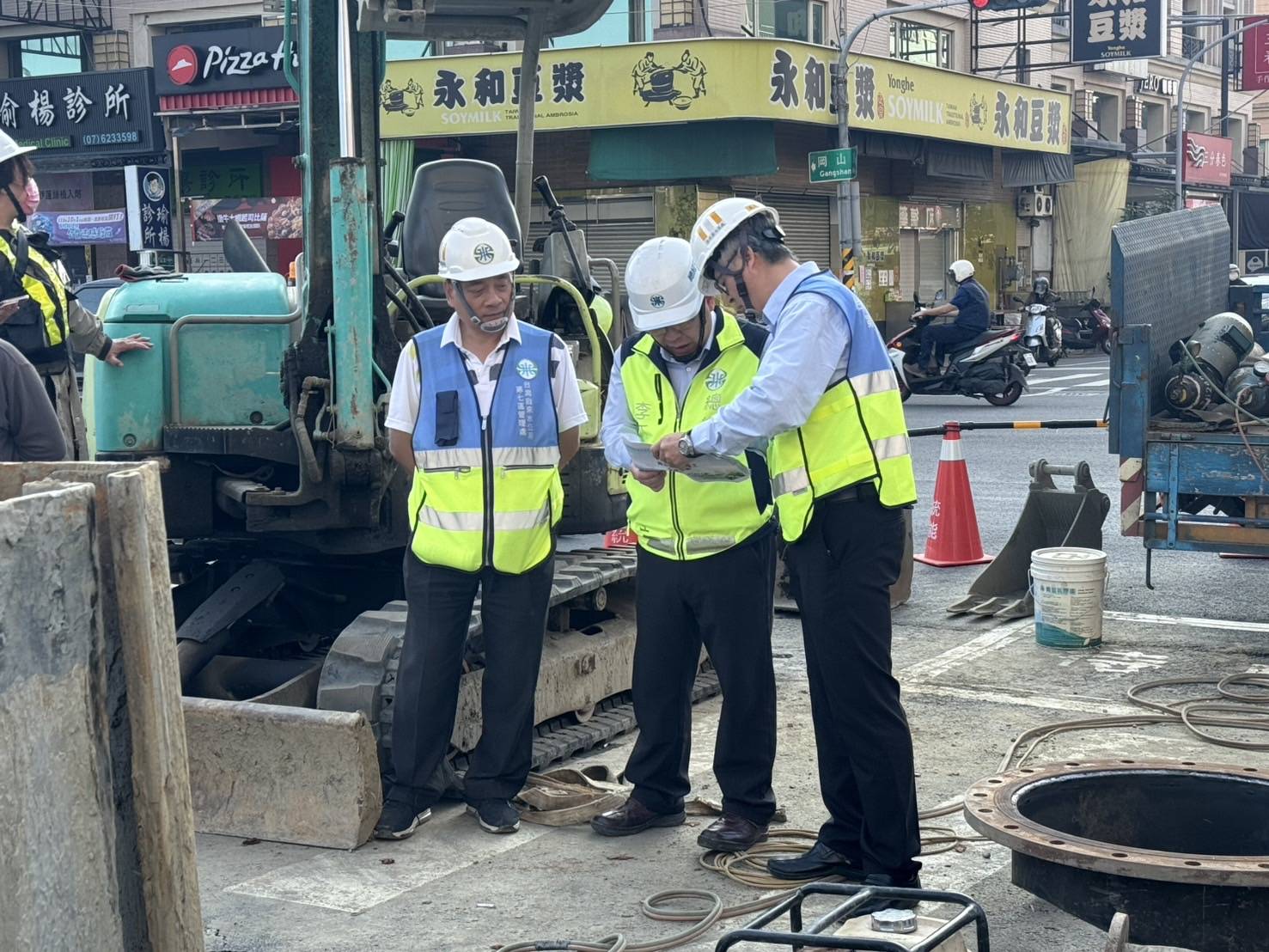 林處長向總經理報告施工進度