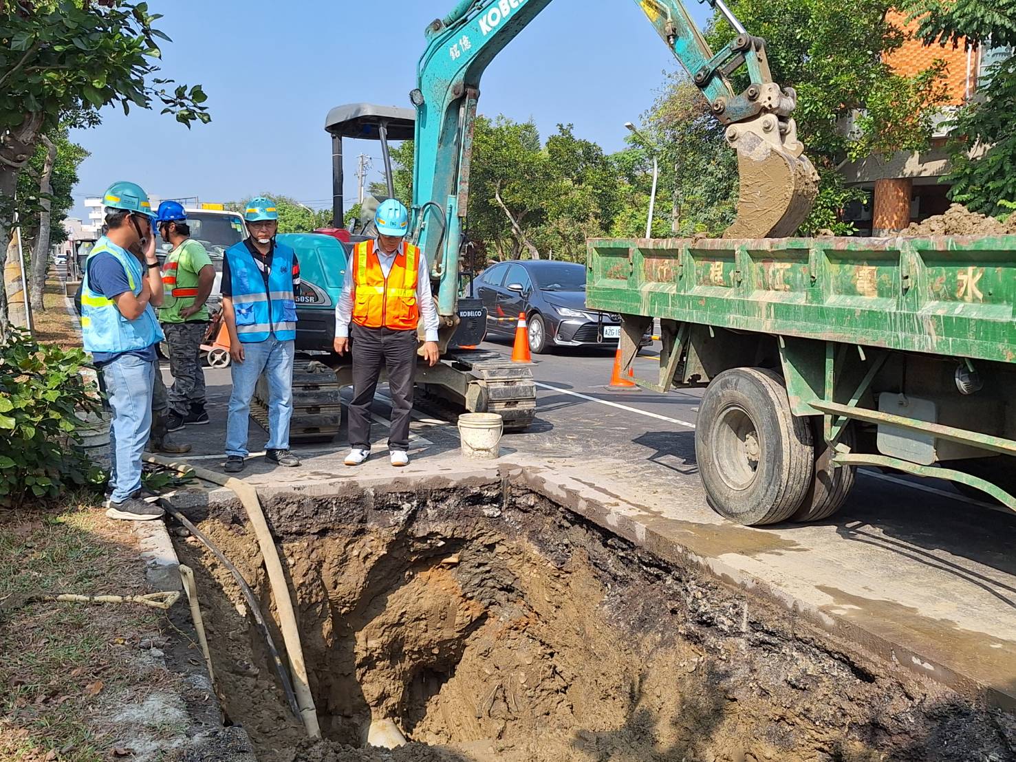 處長督導學甲區中山路與育德路口管線漏水搶修工程