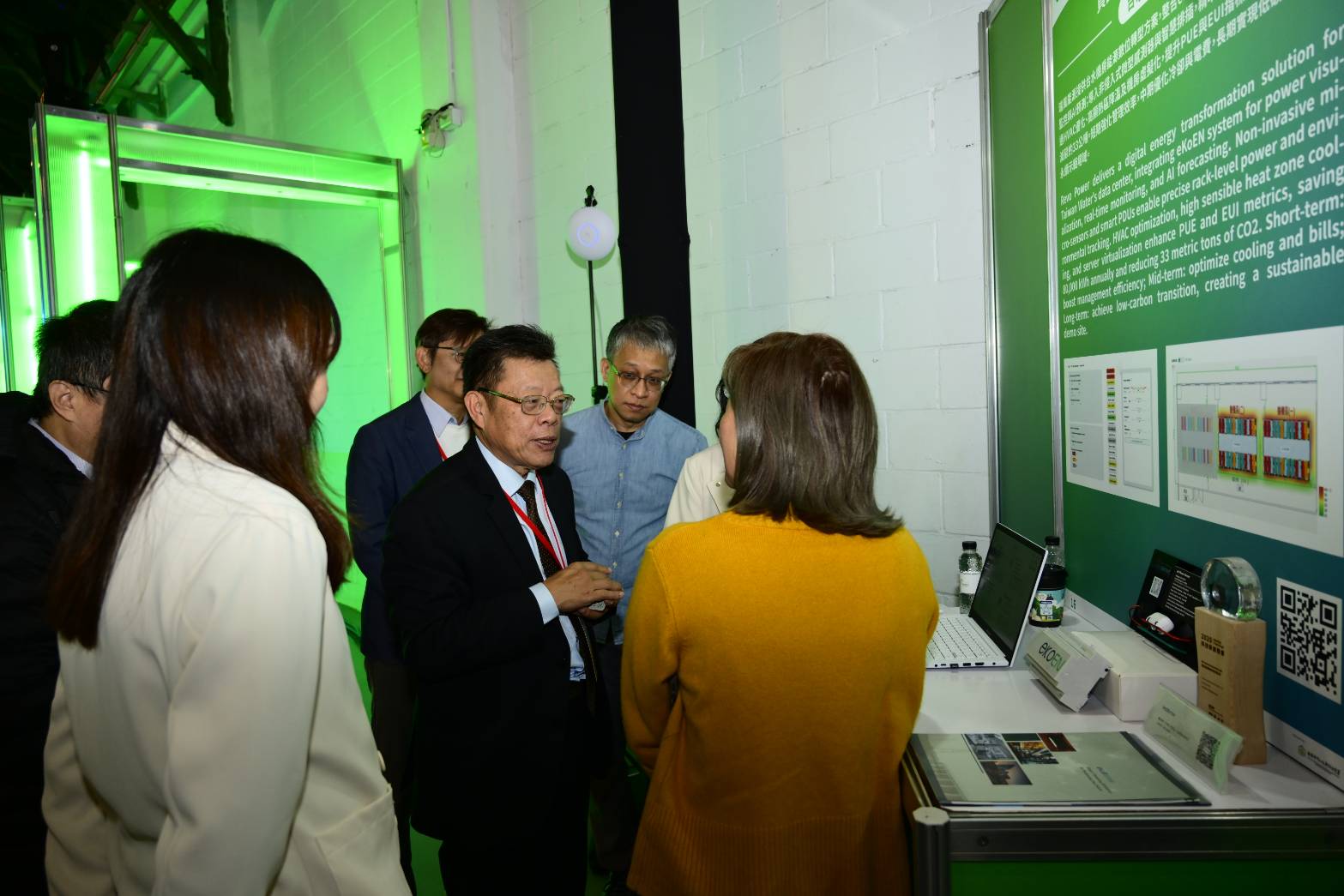資訊處吳處長陪同董事長視察公司展示場