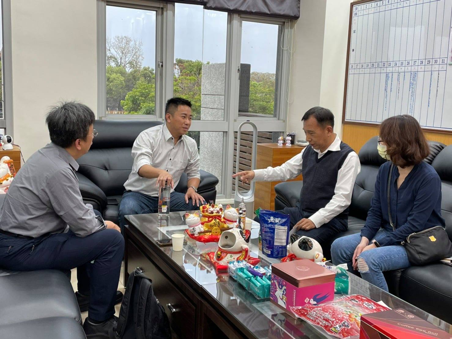 處長偕工務課張課長拜訪里港鄉徐鄉長,商討里港鄉水源開發可能方案。