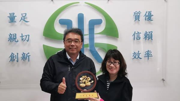 處長致贈退休人員紀念品.jpg