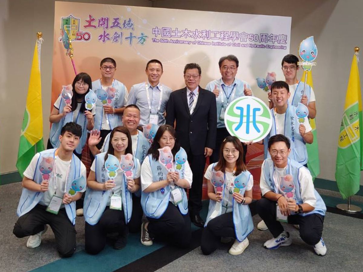 董事長與第十二區處及北工處同仁組成的隊呼合影