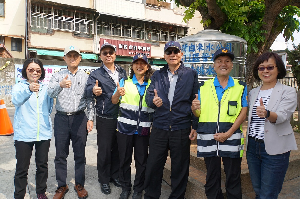 董事長(右3)、曾處長、董處長偕同仁與彰化市社區守望相助隊志工(協助巡察)合影