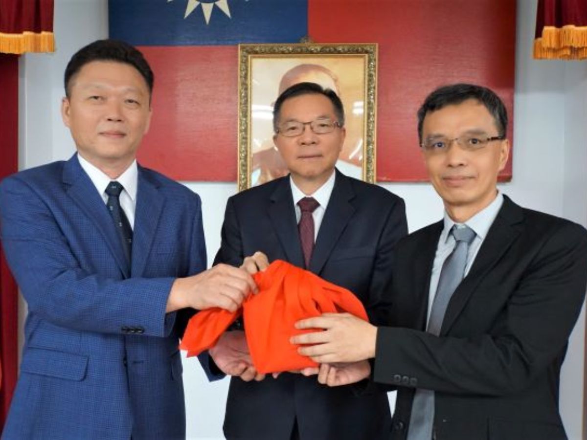 董事長(中)及新任五區處王亮中處長(右)