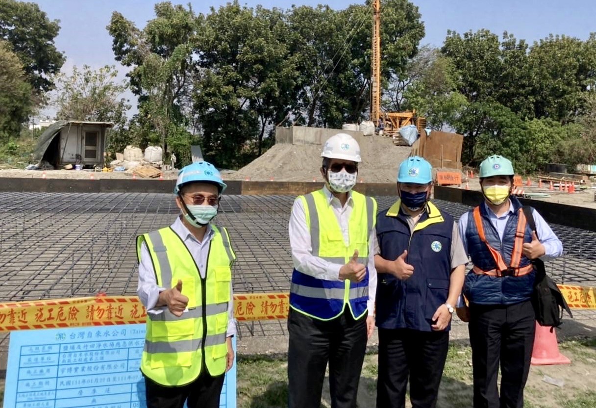 董事長(左2)視察竹田淨水場工程