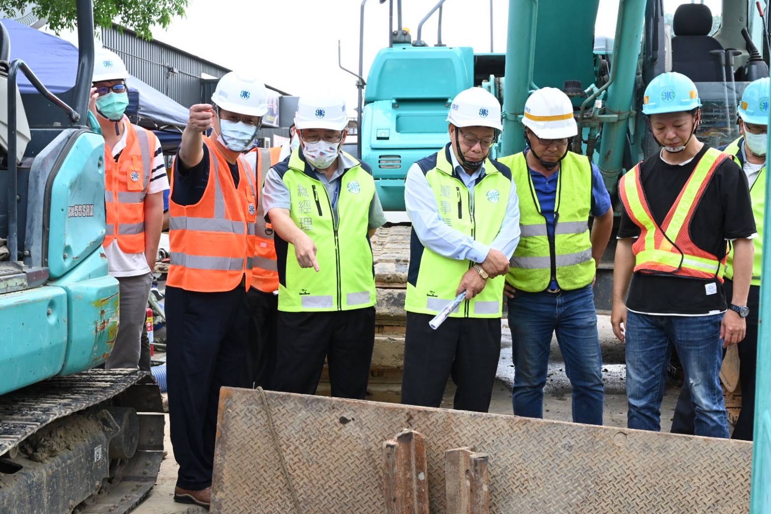 董事長及總經理視察施工情形