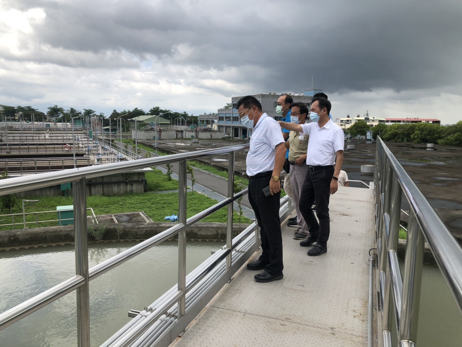 高雄地區進入汛期,為穩定的供應高品質自來水,武處長陪同本公司李副總經理至坪頂淨水場視查。