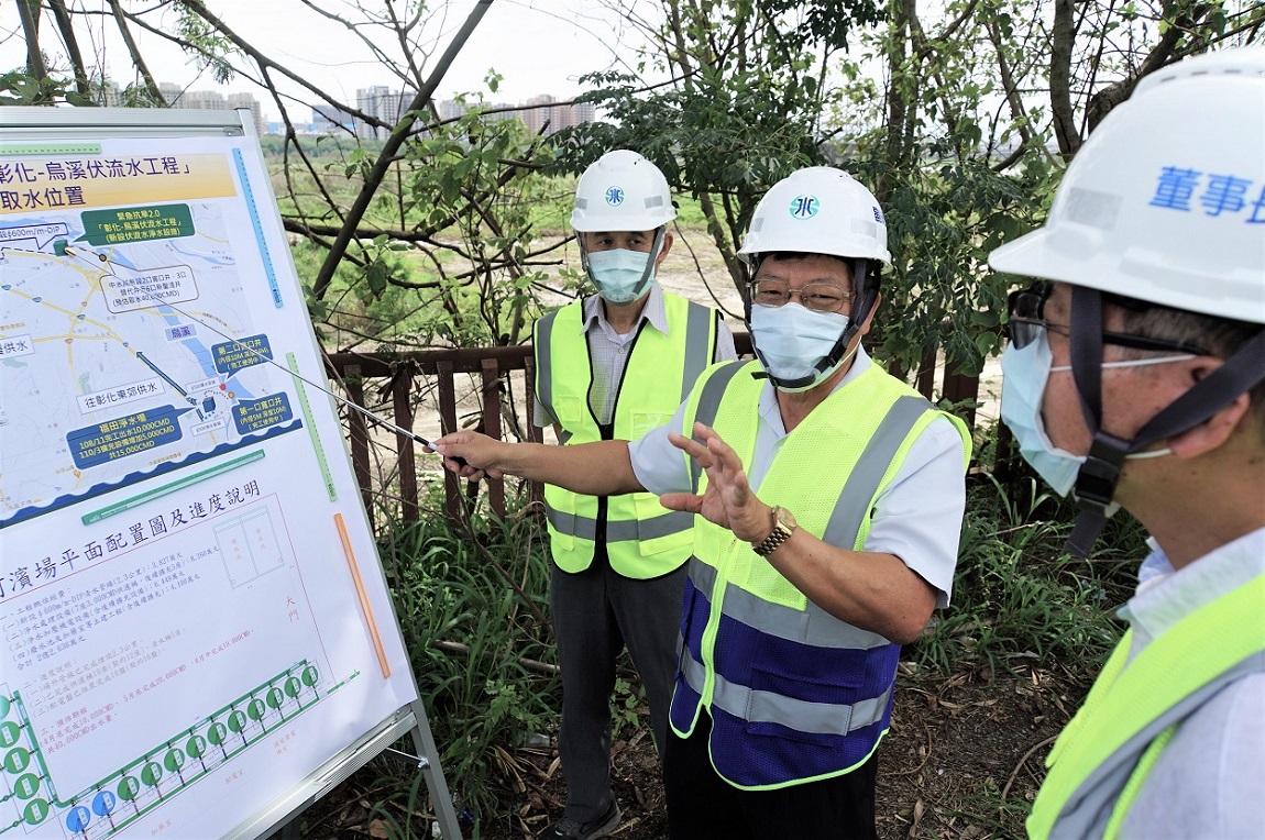 李副總經理(中)向董事長(右)說明河濱場工程狀況