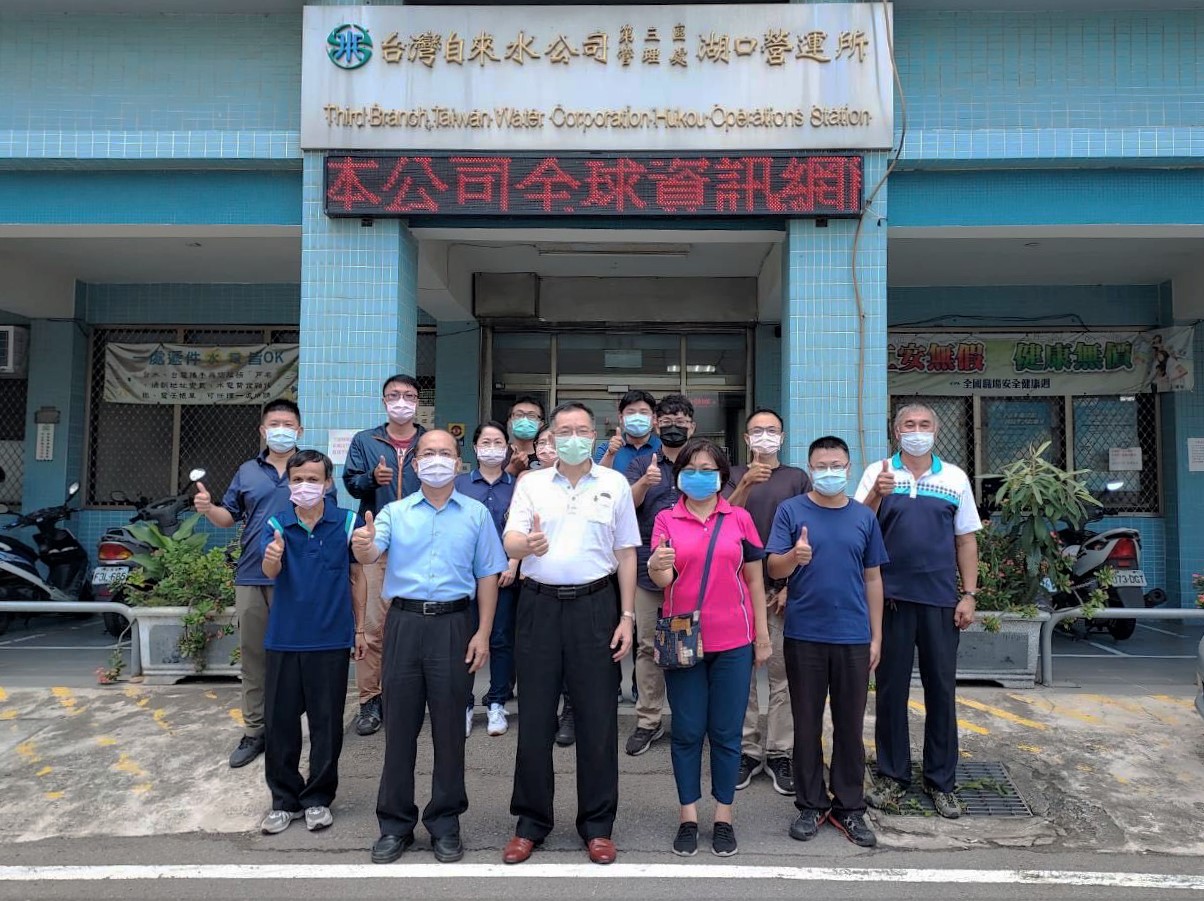 董事長(前排中)暨丘處長(前排左2)與同仁們合影
