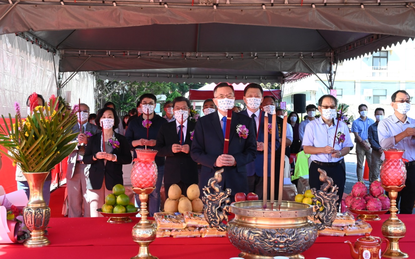 董事長、總經理率與會嘉賓上香祝禱