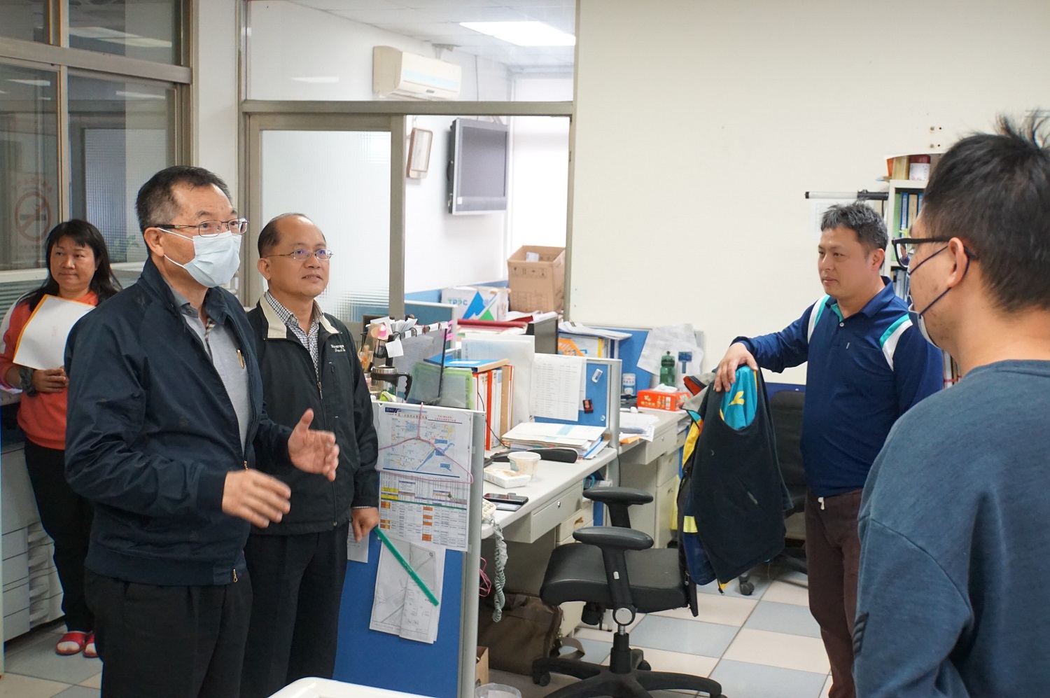 董事長(左2)勉勵竹南頭份所同仁做好為民服務工作