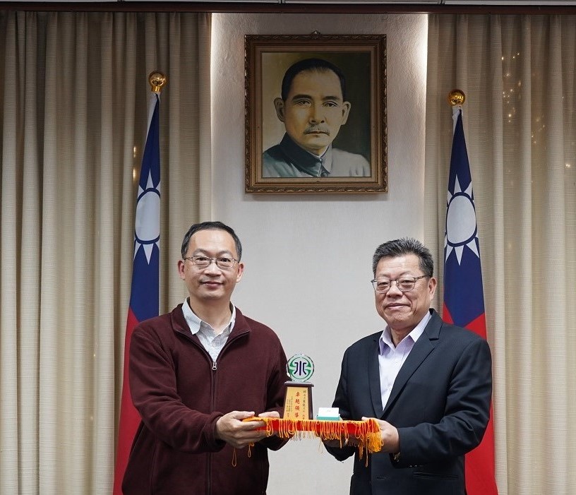董事長頒發紀念獎牌予邱憲龍處長(徐志宏副處長代領)