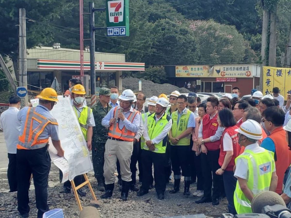 董事長陪同曾次長向總統簡報水電復原情形