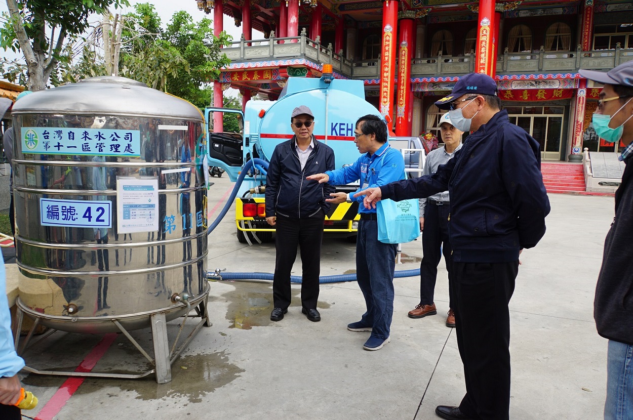 董事長(右2)督導彰化服務所加水作業