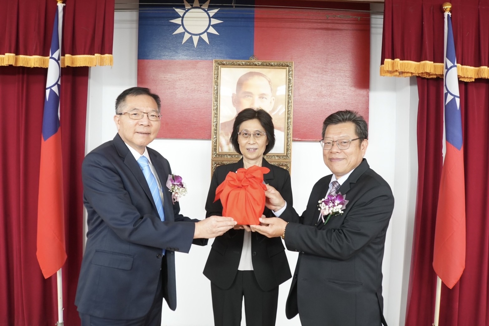 經濟部主任秘書陳怡鈴監誓卸、新任董事長交接