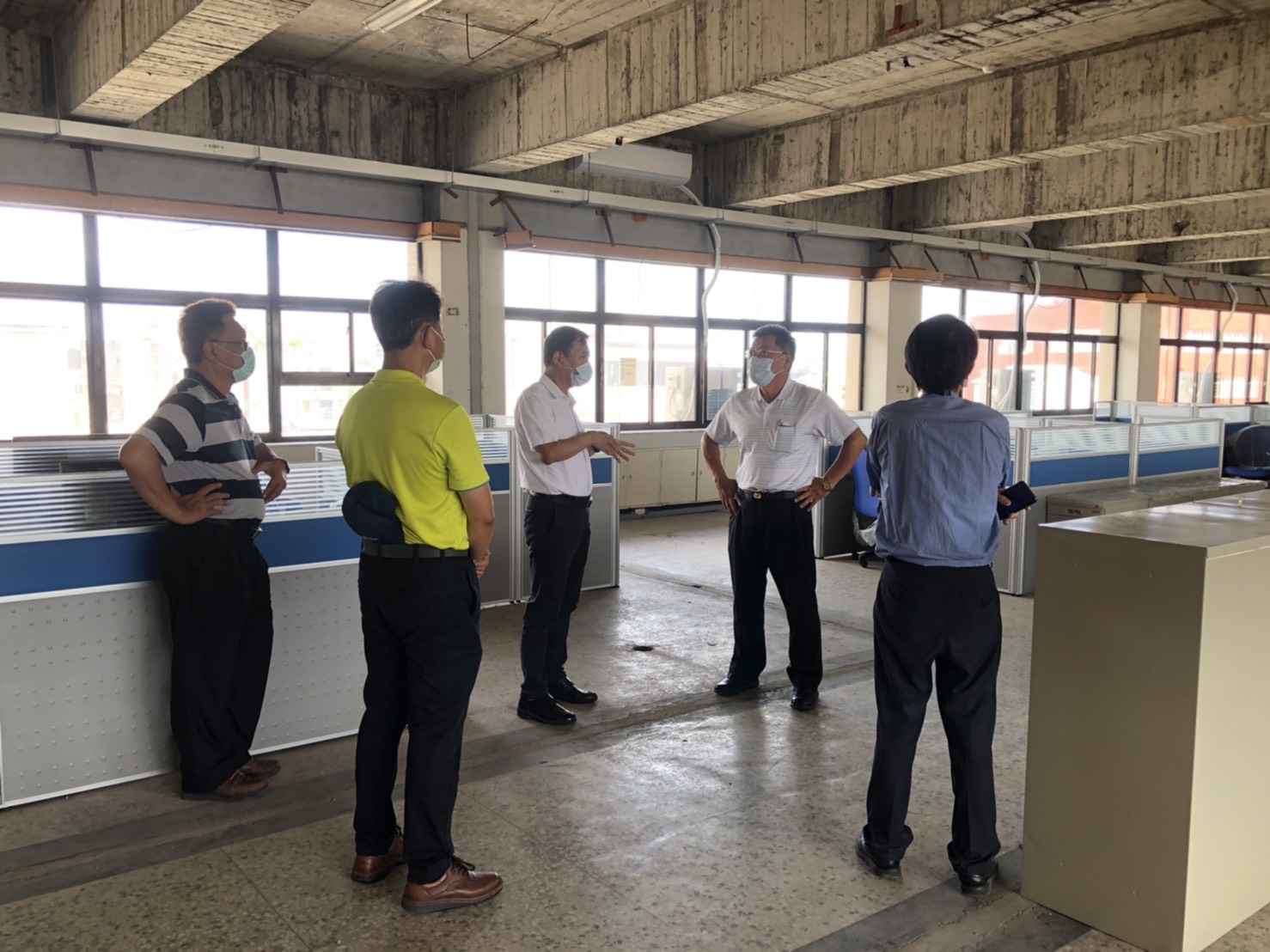 本處武處長偕吳副處長、陳秘書及總務室黃主任,陪同總公司李副總經理視察辦公廳整備現況!