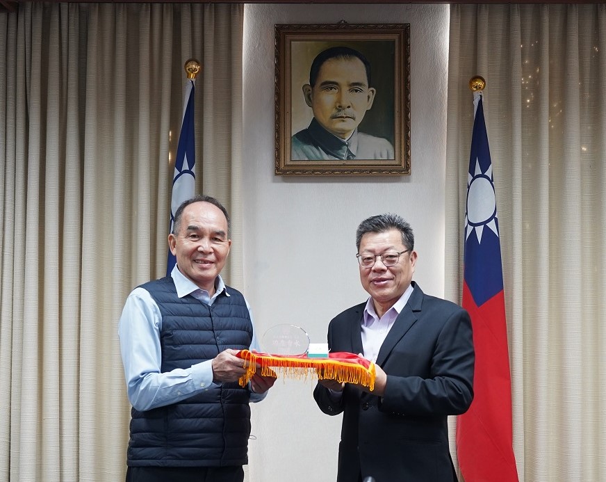 董事長頒發紀念獎牌予謝錫熊處長