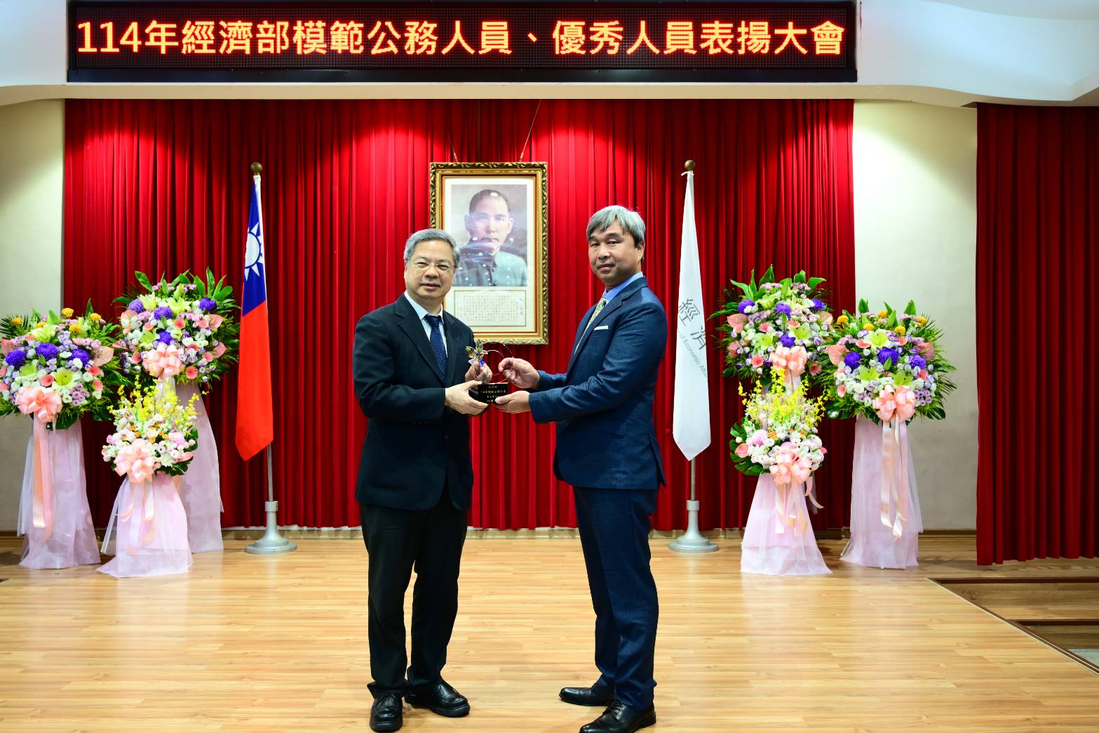 龔部長(左)頒發優秀人員獎予吳廠長(右)