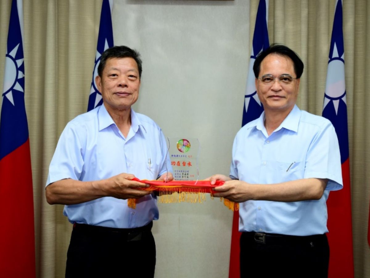董事長頒贈徐研究員退休紀念獎章