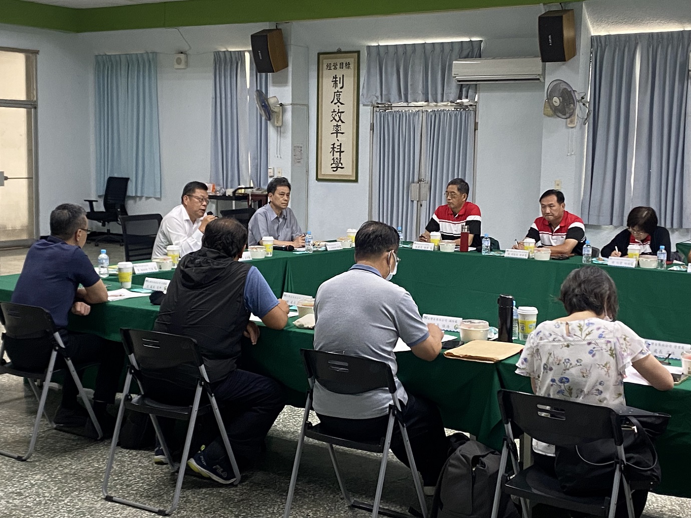 董事長與同仁業務討論