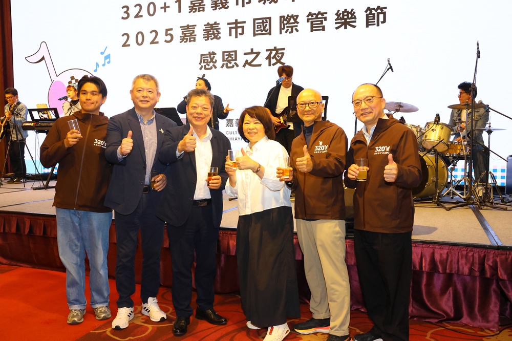 董事長與市府團隊合影（由左至右：文化局謝局長、林瑞彥副市長、董事長、黃市長、陳永豐副市長及秘書長)