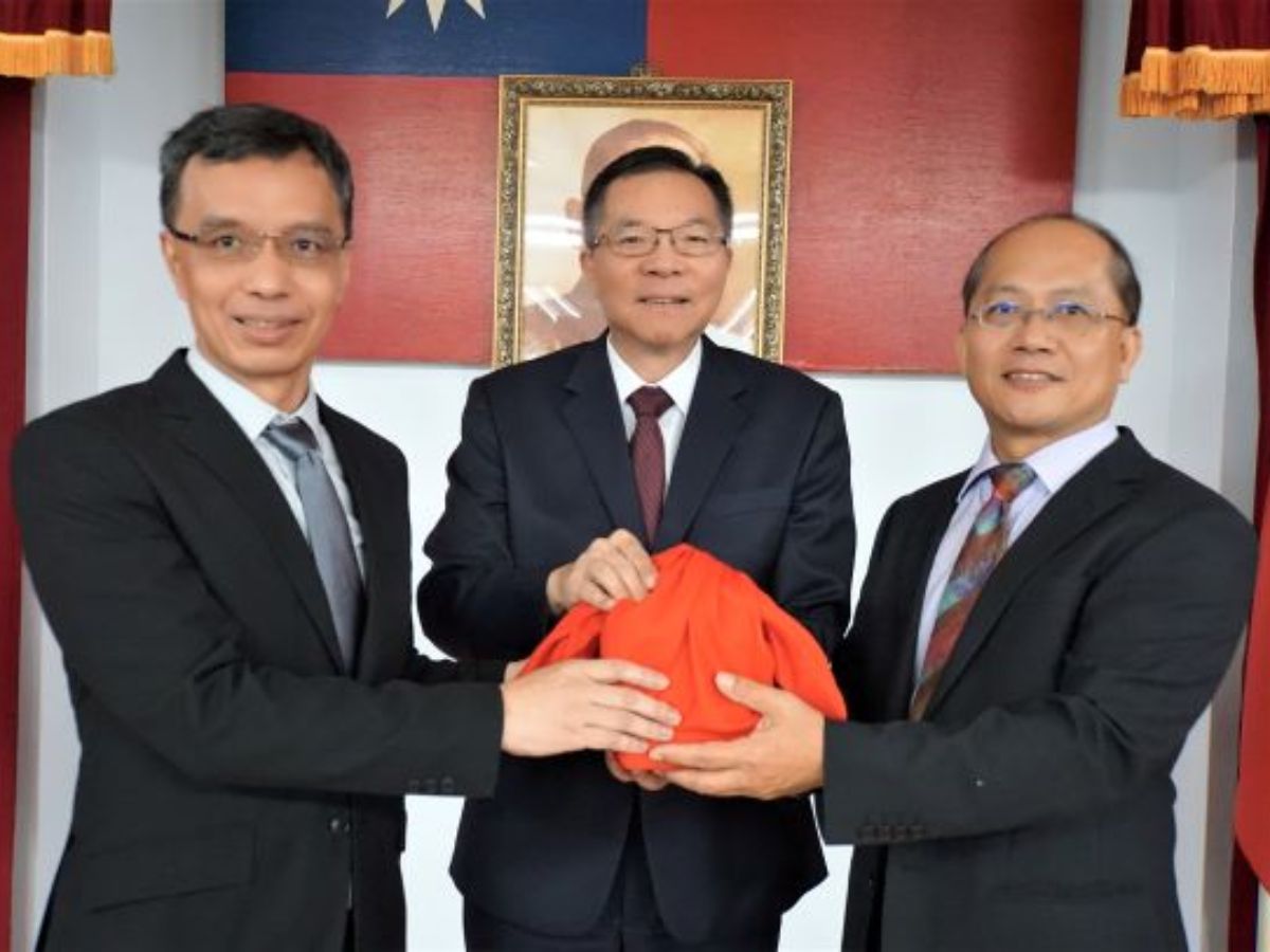 董事長(中)及新任三區處丘宗仁處長(右)