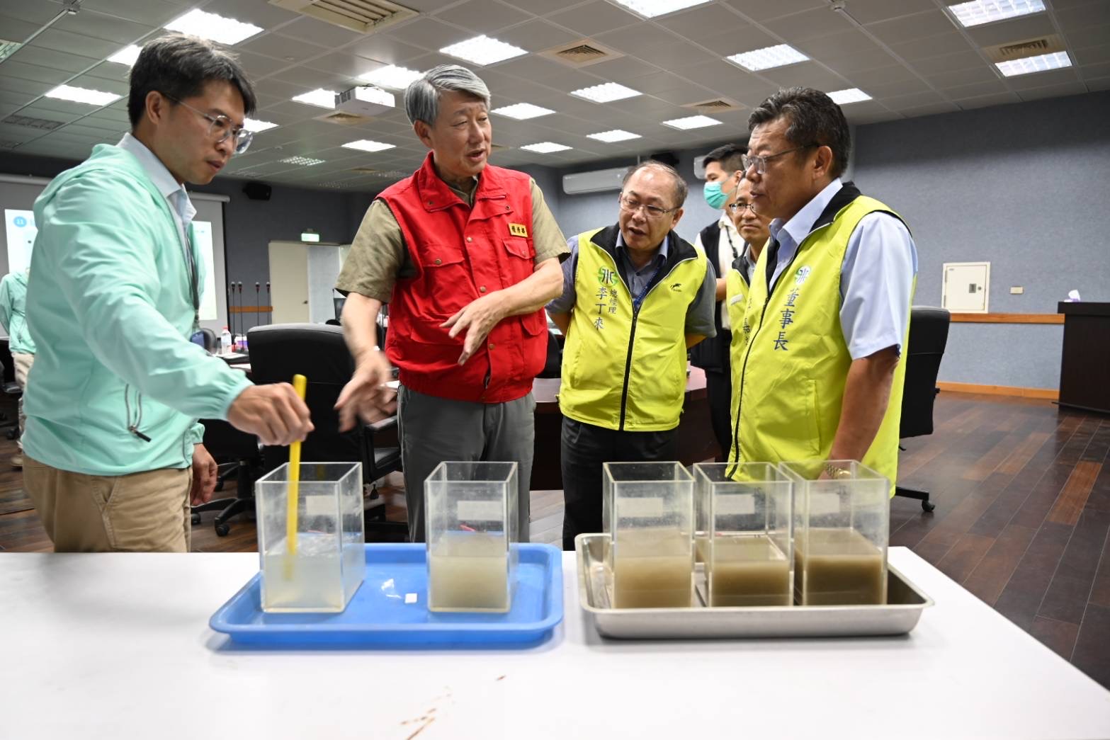 歐廠長講解原水濁度杯瓶試驗