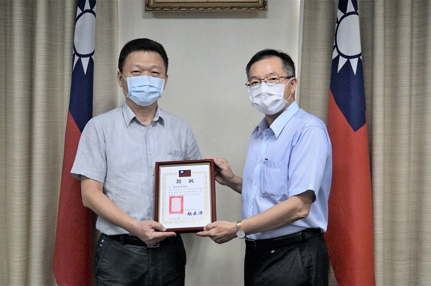 董事長頒贈第4區管理處穆岳鈞處長(左)