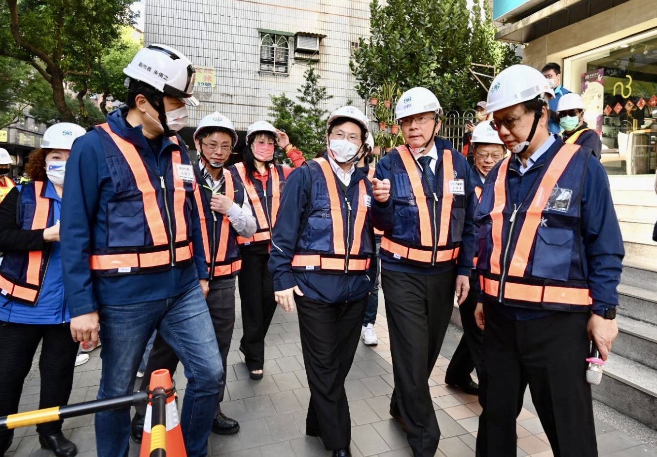 董事長向林次長說明自來水管線汰換工程