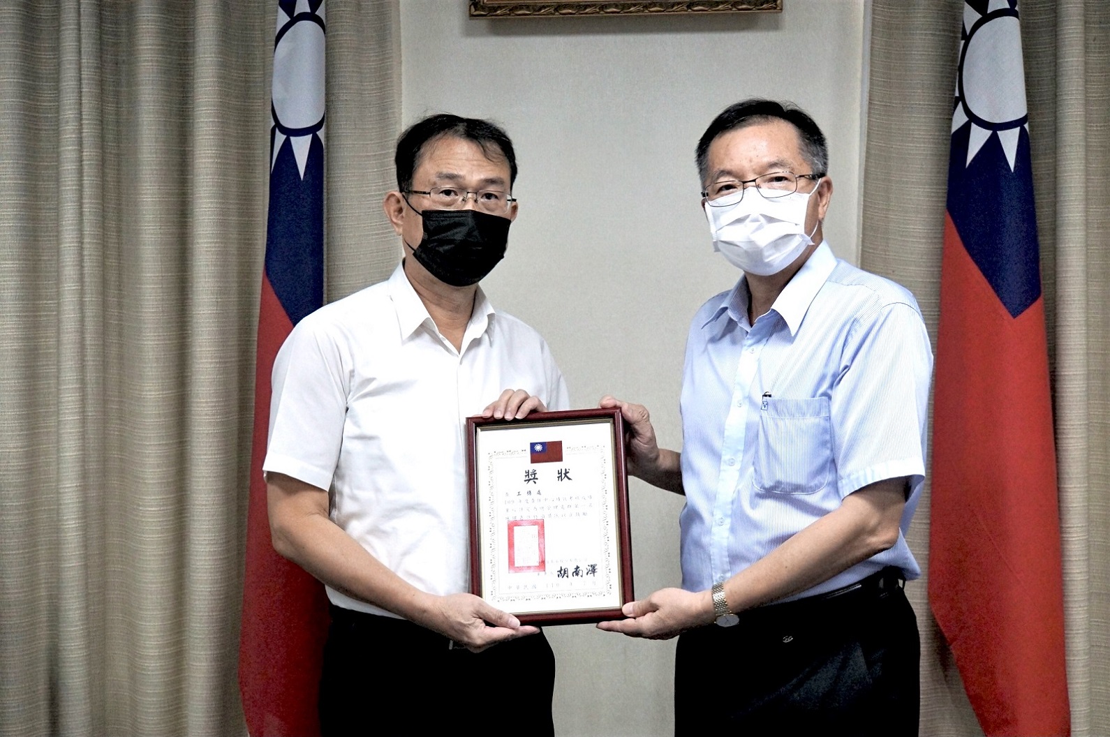 董事長頒贈工務處王傳政處長(左)